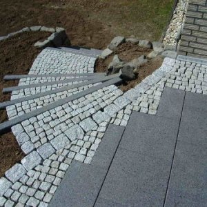 Treppe aus Basalt-Stelen, ausgepflastert mit  Mosaikpflaster Granit